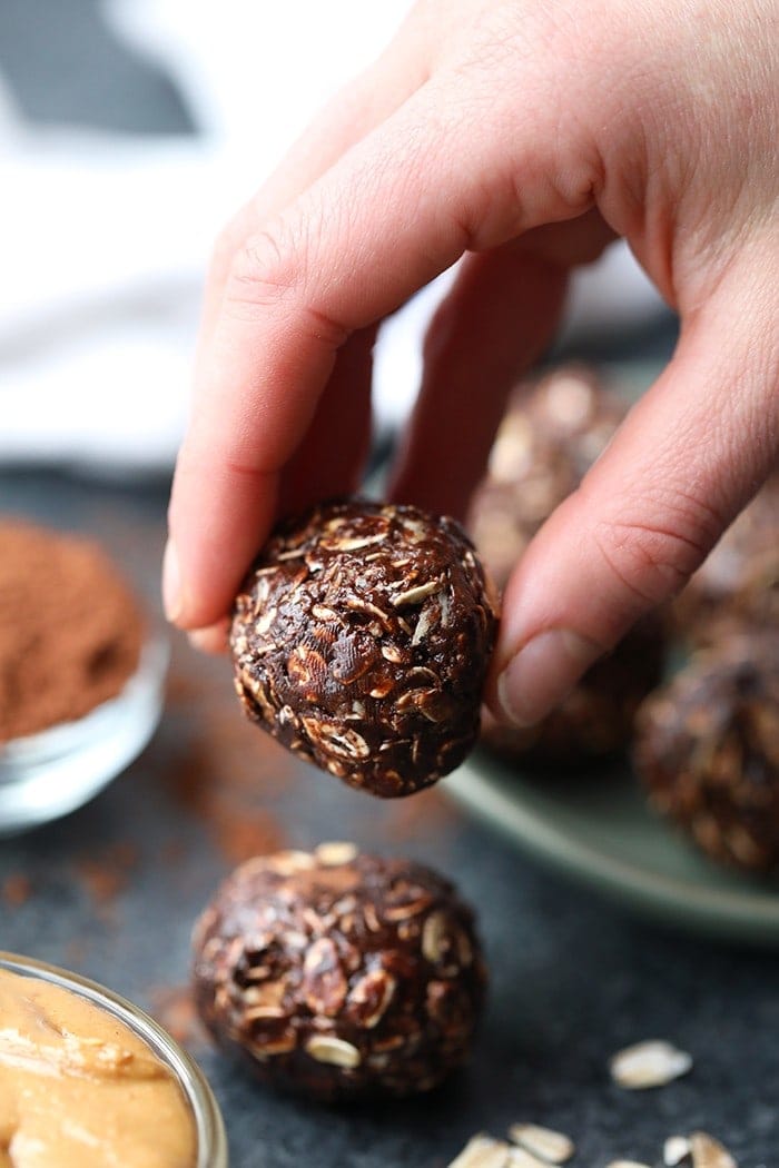 In under 10 minutes, you can have these cocoa and peanut butter oat balls ready to go for your weekly snack. Best part? There are no dates or food processors involved!