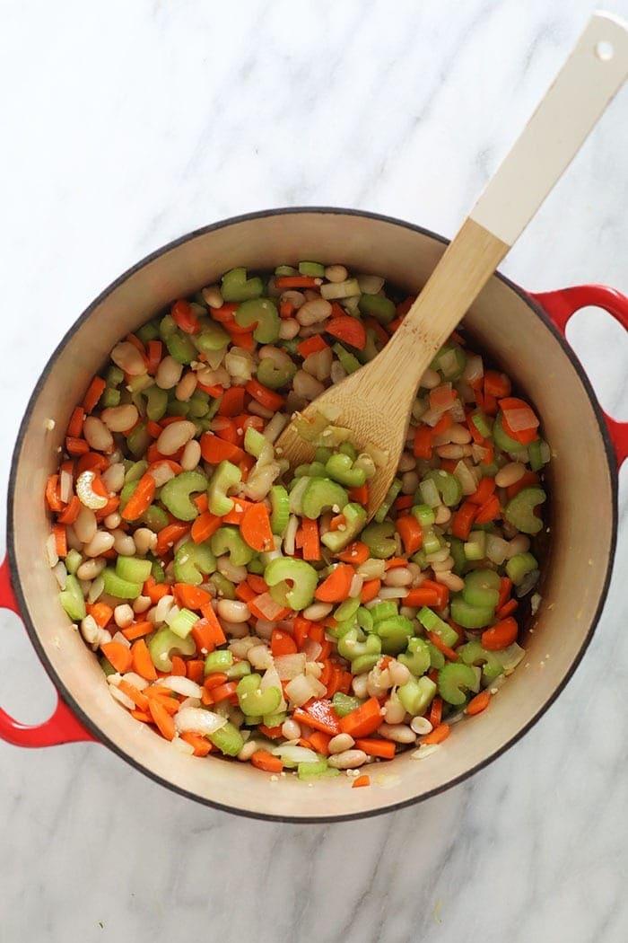 kip quinoa soep in een pan