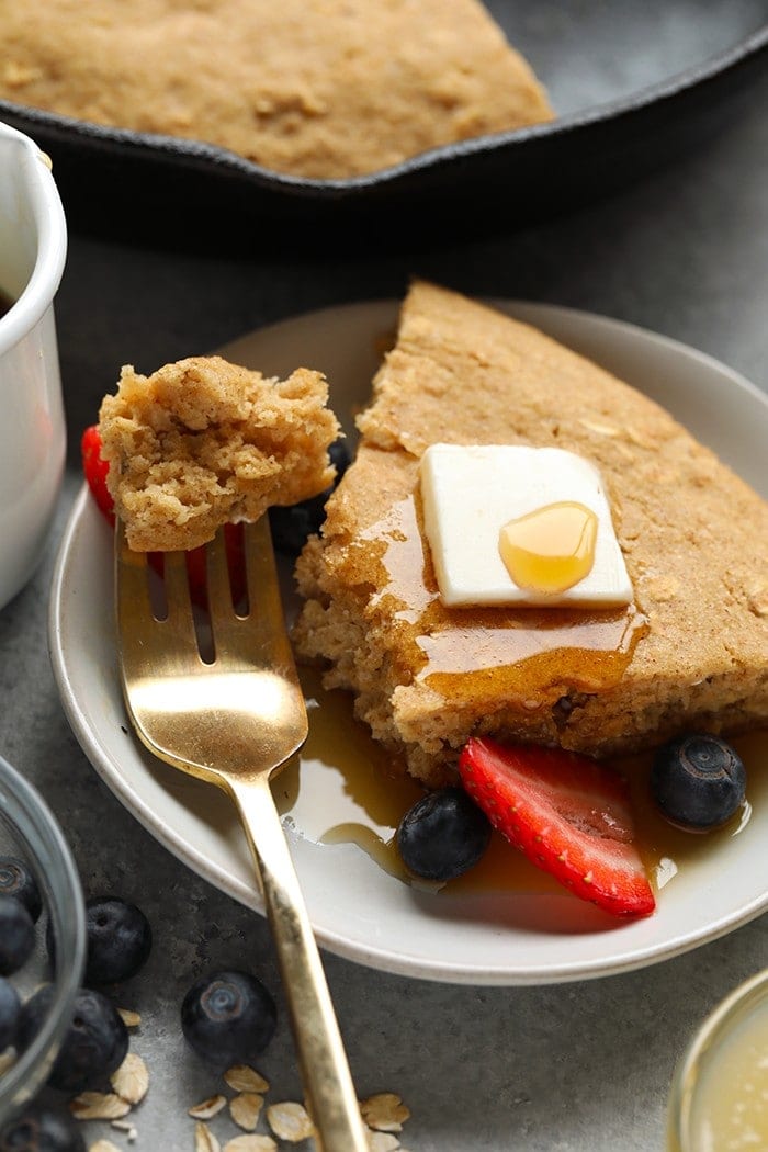 gâteau de crêpe de poêle avec sirop