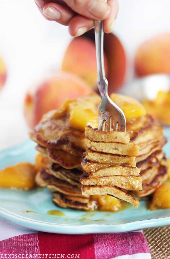 Cinnamoncrunchpancakescaramelizedpeaches