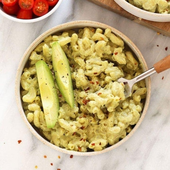 avocado mac and cheese with sliced avo