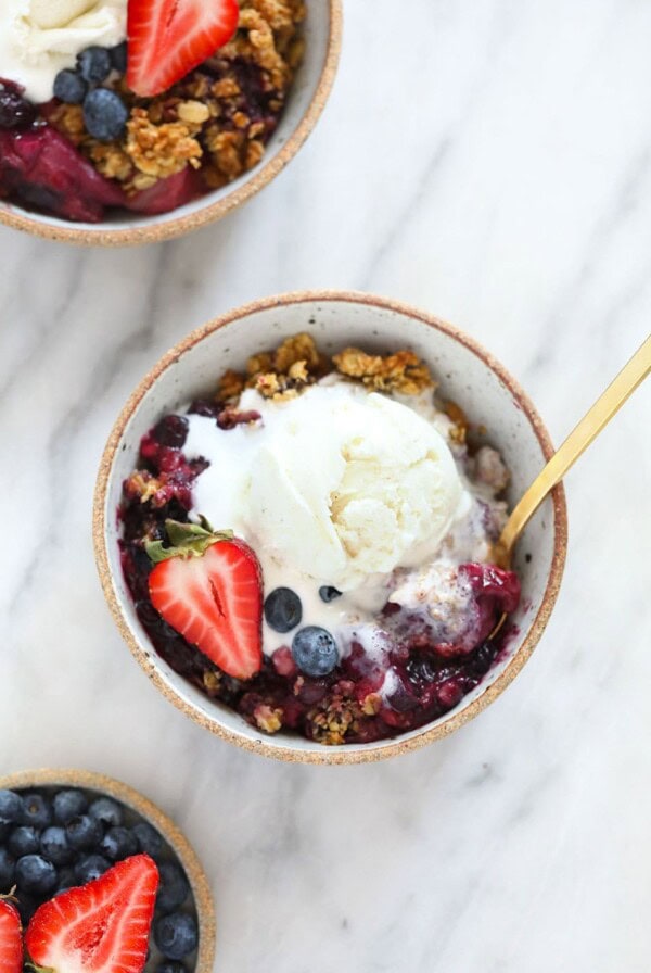 berry crumble in bowl
