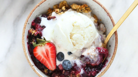 berry crumble in bowl