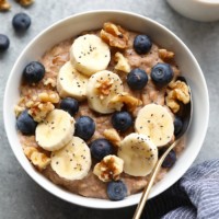 An oatmeal recipe featuring bananas, blueberries, and walnuts.