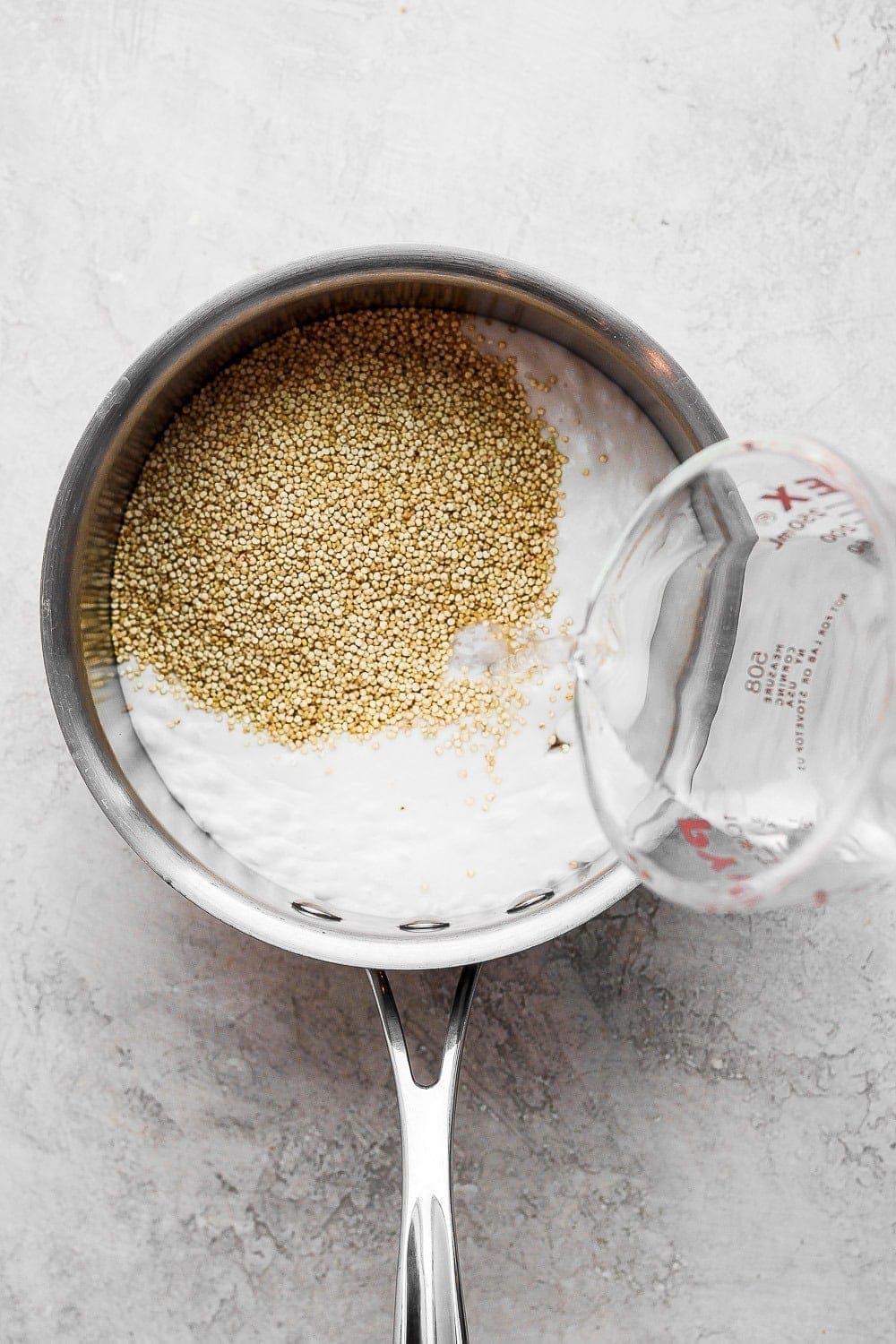  Quinoa et lait de coco dans une casserole