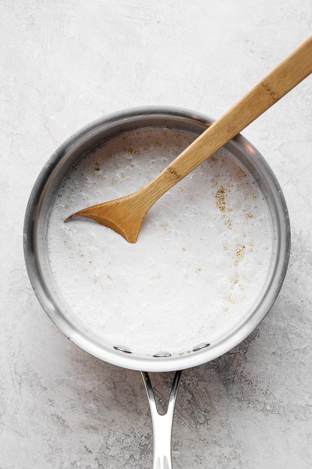 samen roeren kokosmelk en quinoa