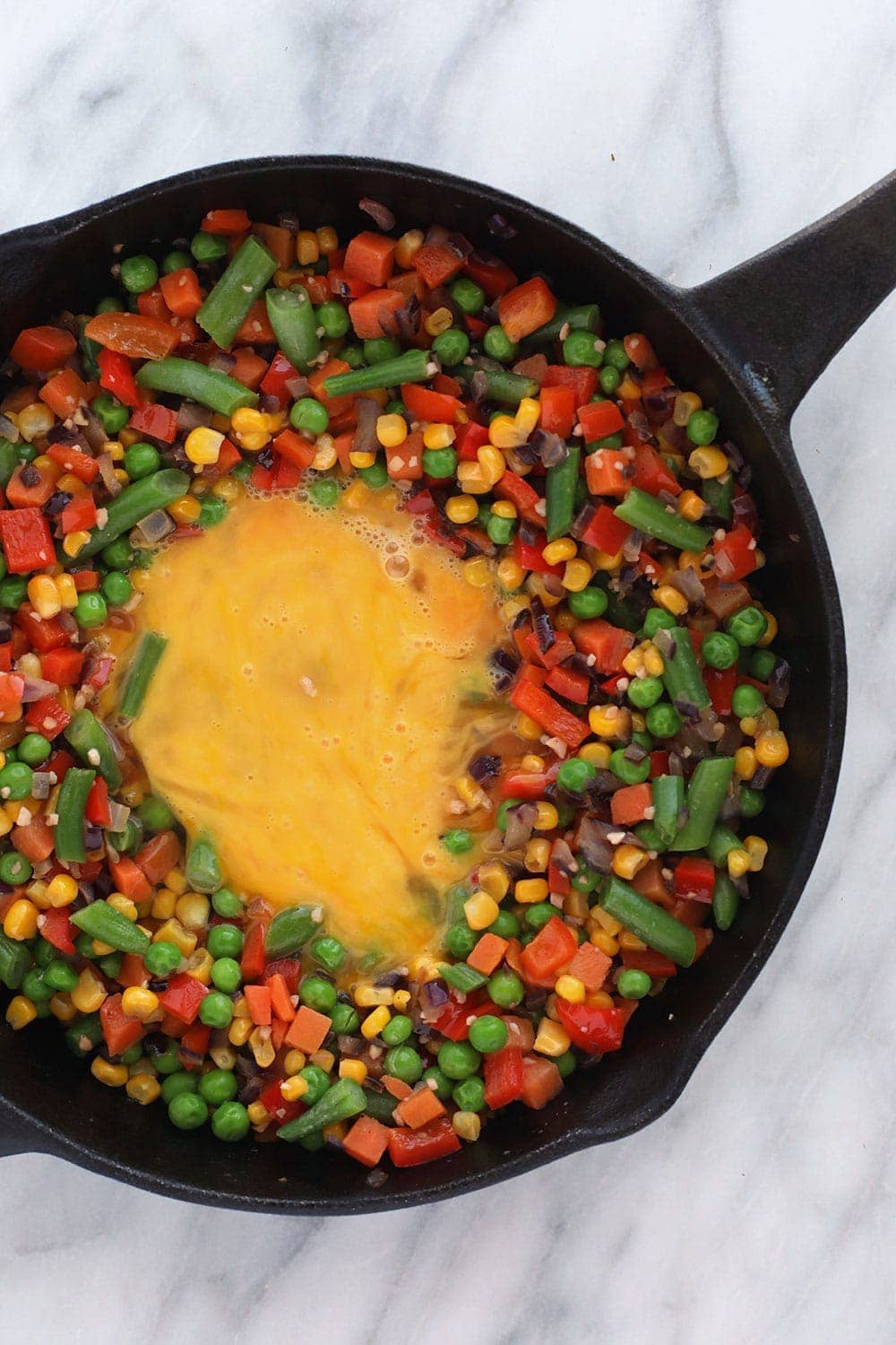 Scrambling eggs in vegetables 