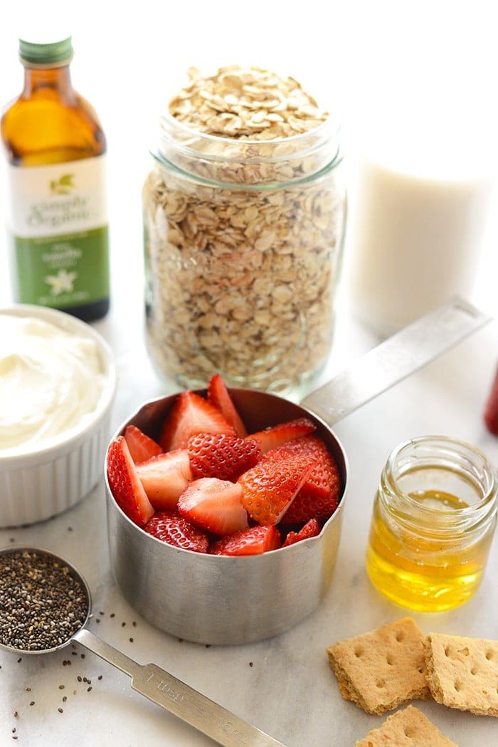 Dessert for breakfast? YES! Make these healthy strawberry cheesecake overnight oats for a healthy and filling breakfast!