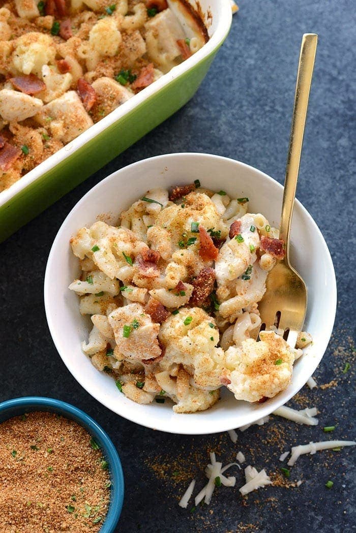 macarrones con queso y coliflor en un tazón