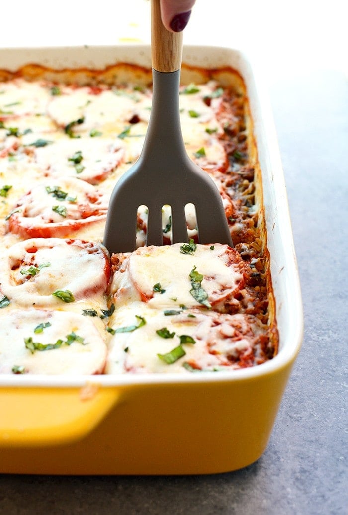 Try this lightened spinach quinoa lasagna casserole for a no-hassle, protein-packed dinner that's sans gluten and filled with so much flavor! 