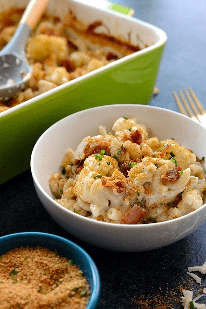 Cazuela de macarrones con queso en un tazón