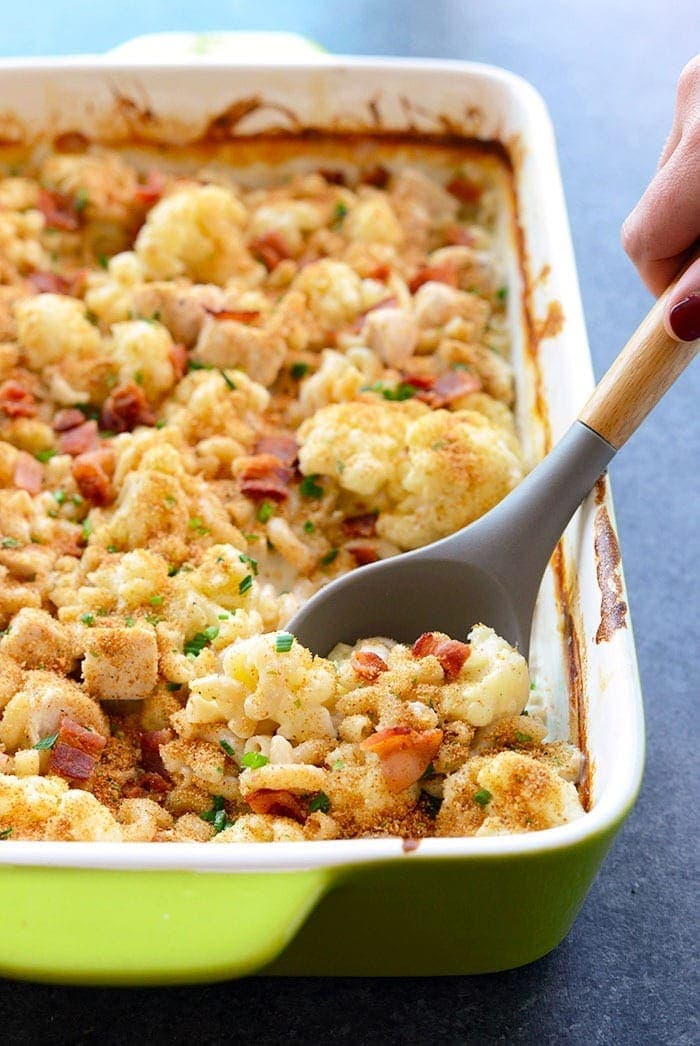 cucharada de macarrones con queso y coliflor con pollo