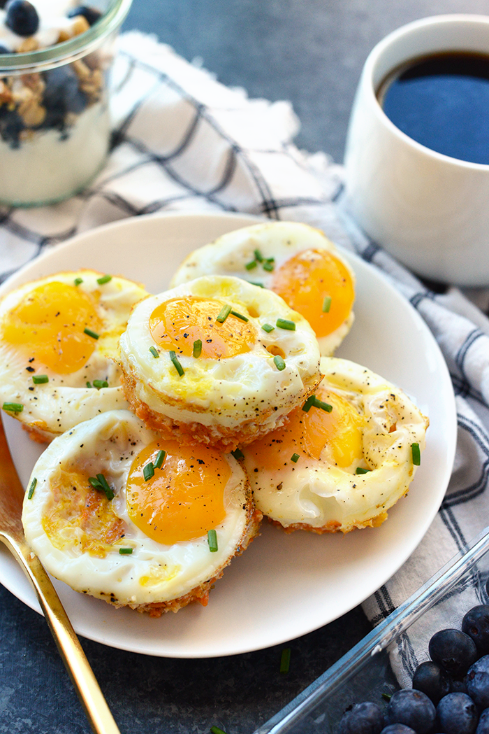 Huevos al horno con boniato en un plato