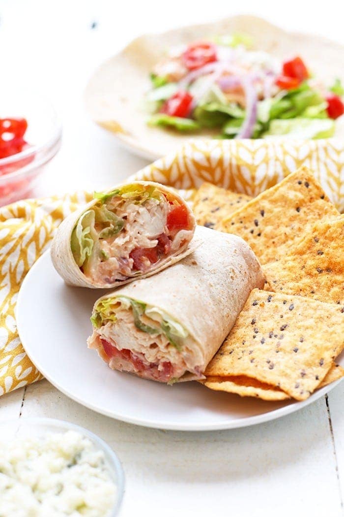 Healthy Buffalo Chicken Wrap pokrojony na pół z frytkami