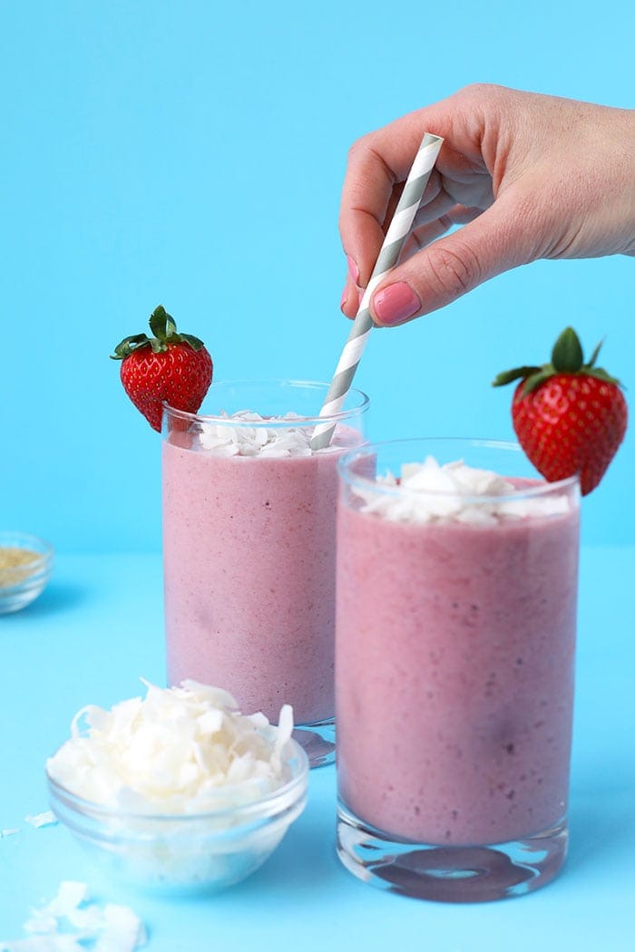  Probieren Sie diesen Erdbeer-Kokos-Protein-Smoothie nach dem Training nach einer harten Schweißsitzung für eine köstliche, erfrischende Art, einen zusätzlichen Schub an Ballaststoffen und Proteinen zu erhalten!