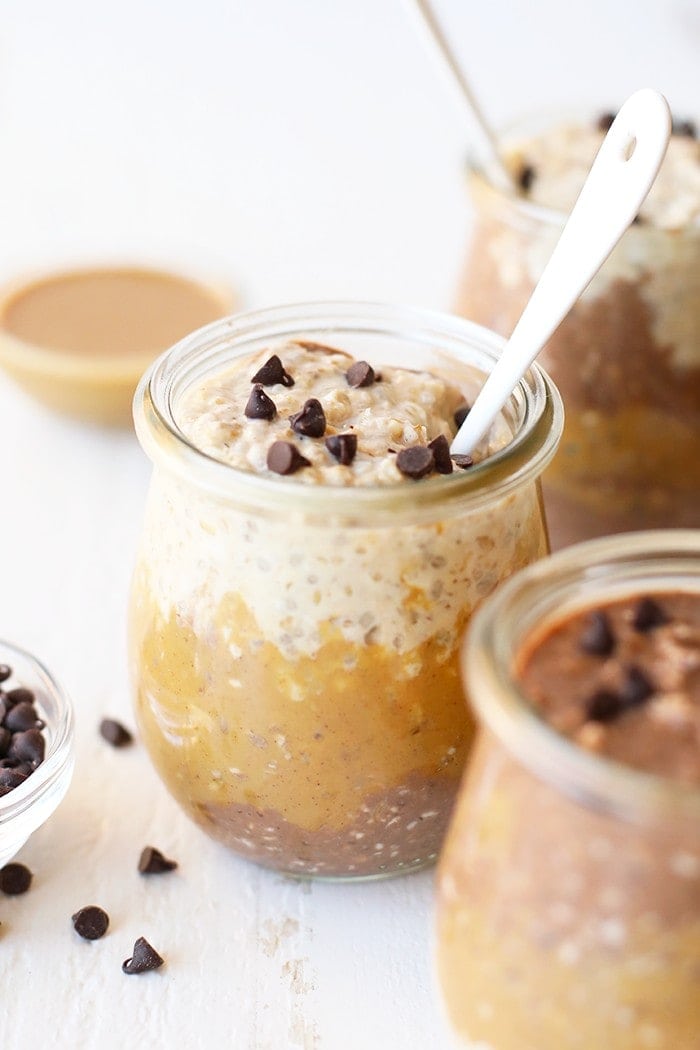 Spring is here and it's time to jump on the overnight oatmeal train! These vegan peanut ،er cup overnight oats are easy to make, a time saver, and beyond sc،ptious. 