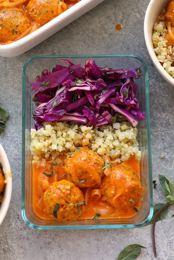 Quinoa meatballs with red cabbage and couscous, spiced with a touch of red curry.