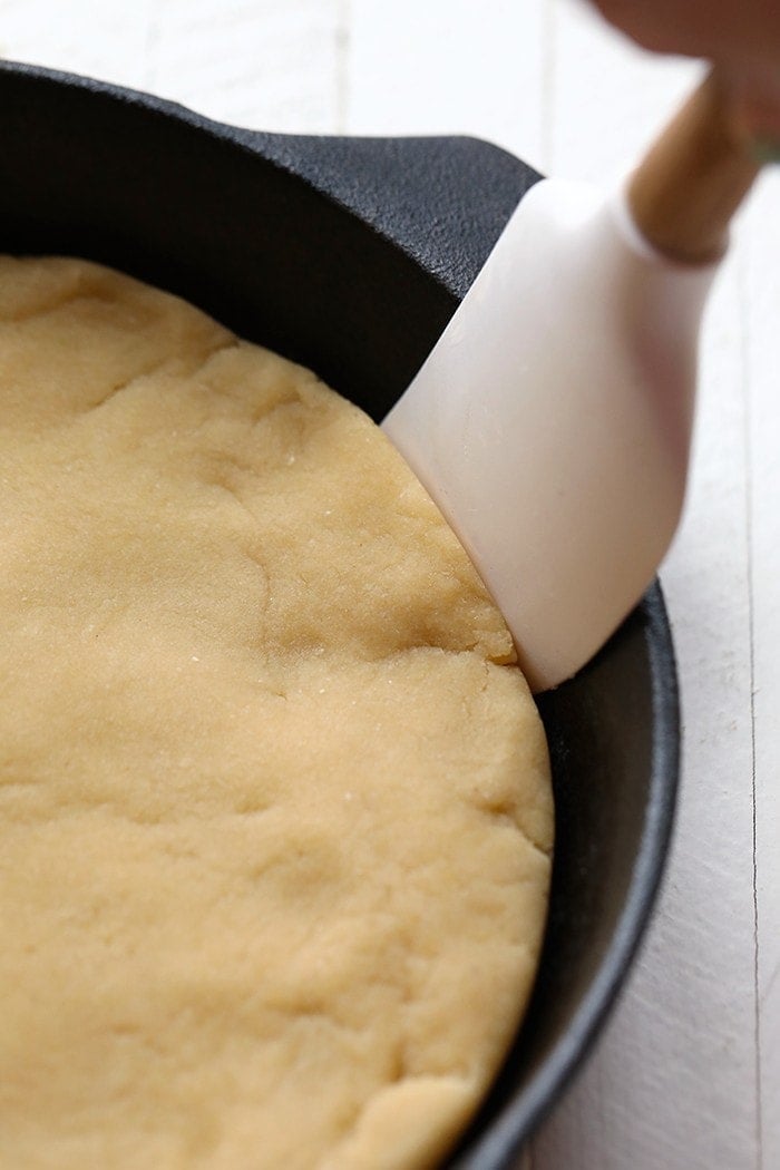 Haga una base de galleta de azúcar sin gluten para pizza de frutas.