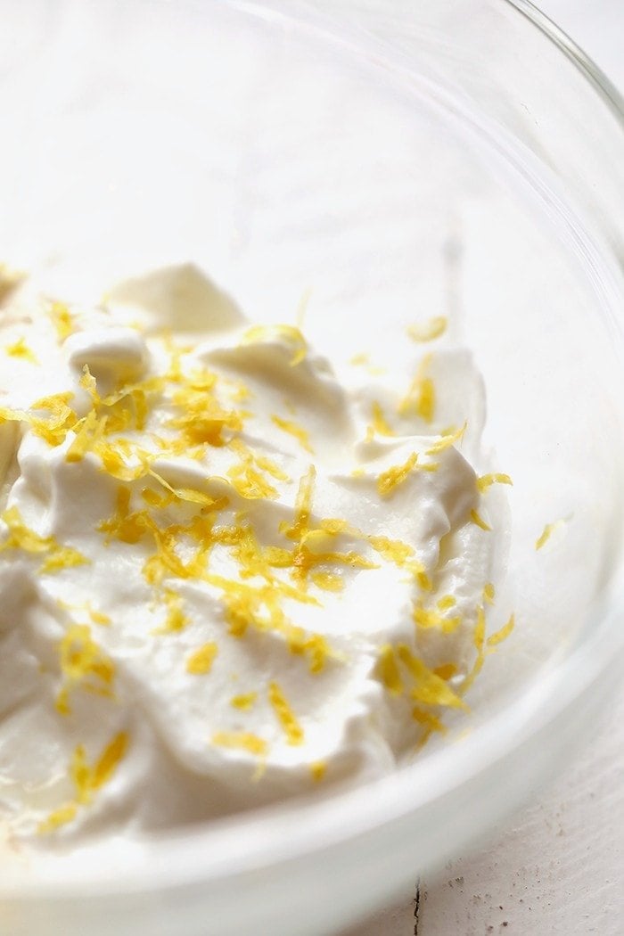 Un bol de yogur griego y ralladura de limón.