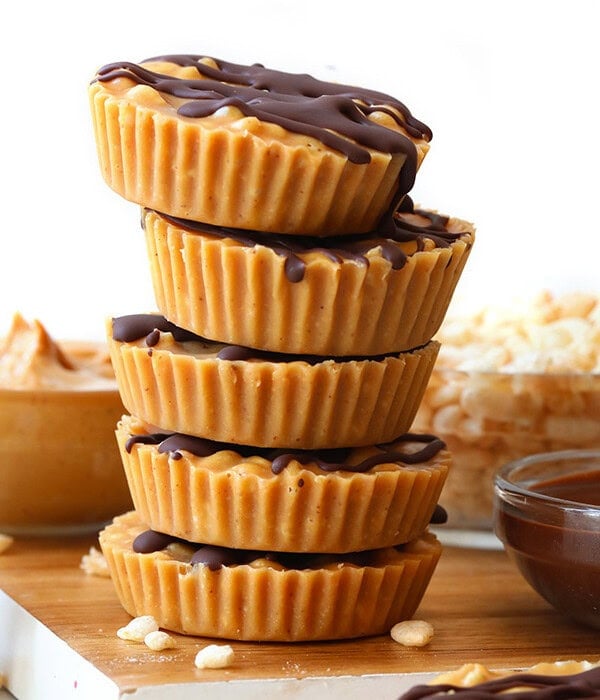 Have your healthy peanut butter cup and rice crispy treat too! These rice crispy peanut butter cups are made with just 5 simple ingredients and make for the perfect after dinner healthy treat.