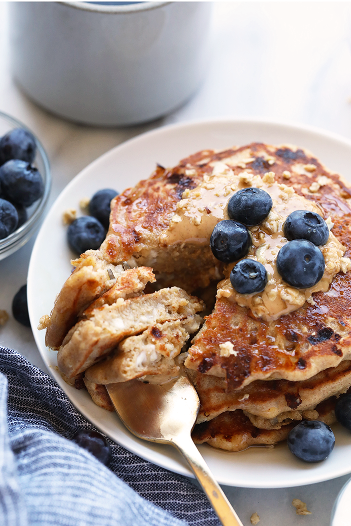 Hüttenkäse-Protein-Pfannkuchen auf dem Teller