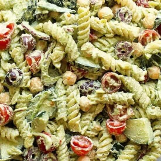 Gresk pastasalat med ،rter.