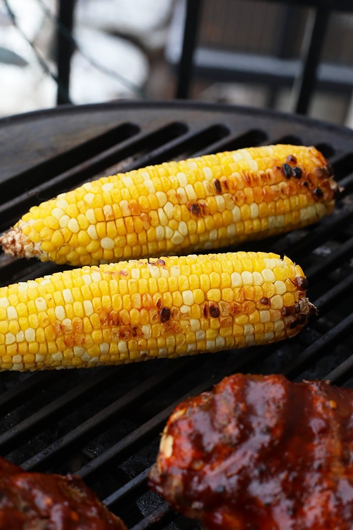 Corn and bbq chicken on the grill.