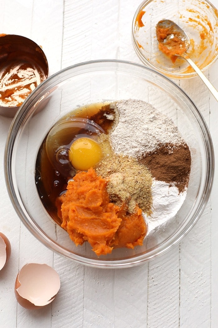 Start your morning out right with these Sweet Potato Pancakes! This healthy pancake recipe is made with 100% oat flour and sweet potato puree and are packed with vitamin A and fiber so you'll feel energized all day long. sweet potato pancake ingredients in a bowl