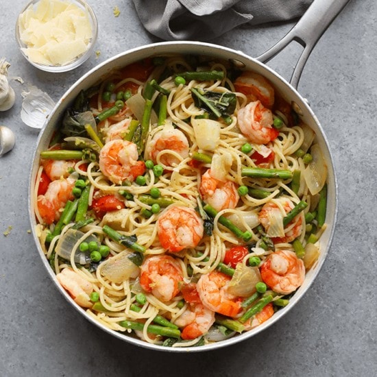 Shrimp scampi: pasta with shrimp and vegetables cooked in a pan.