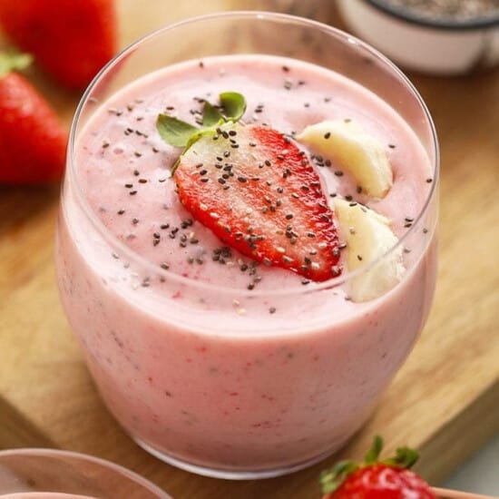 A refreshing chia seed smoothie blended with fresh strawberries and bananas.