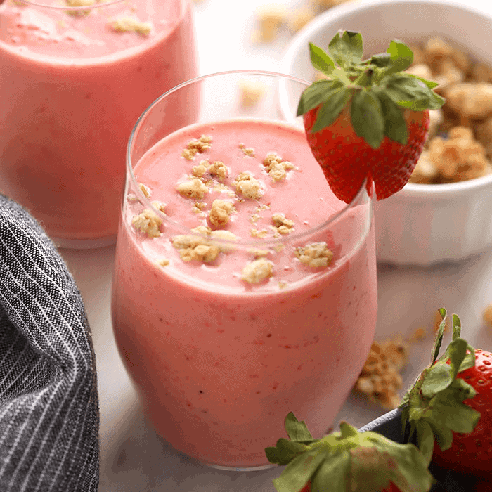 Healthy Strawberry Smoothie (4 Ingredients)