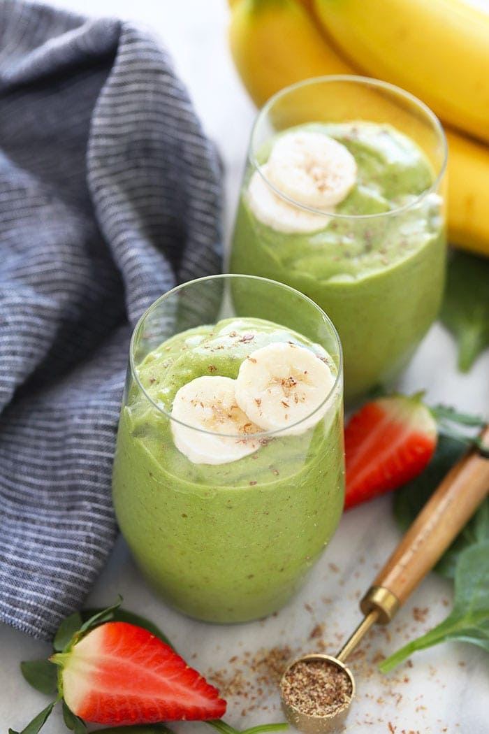 green smoothie in glass.