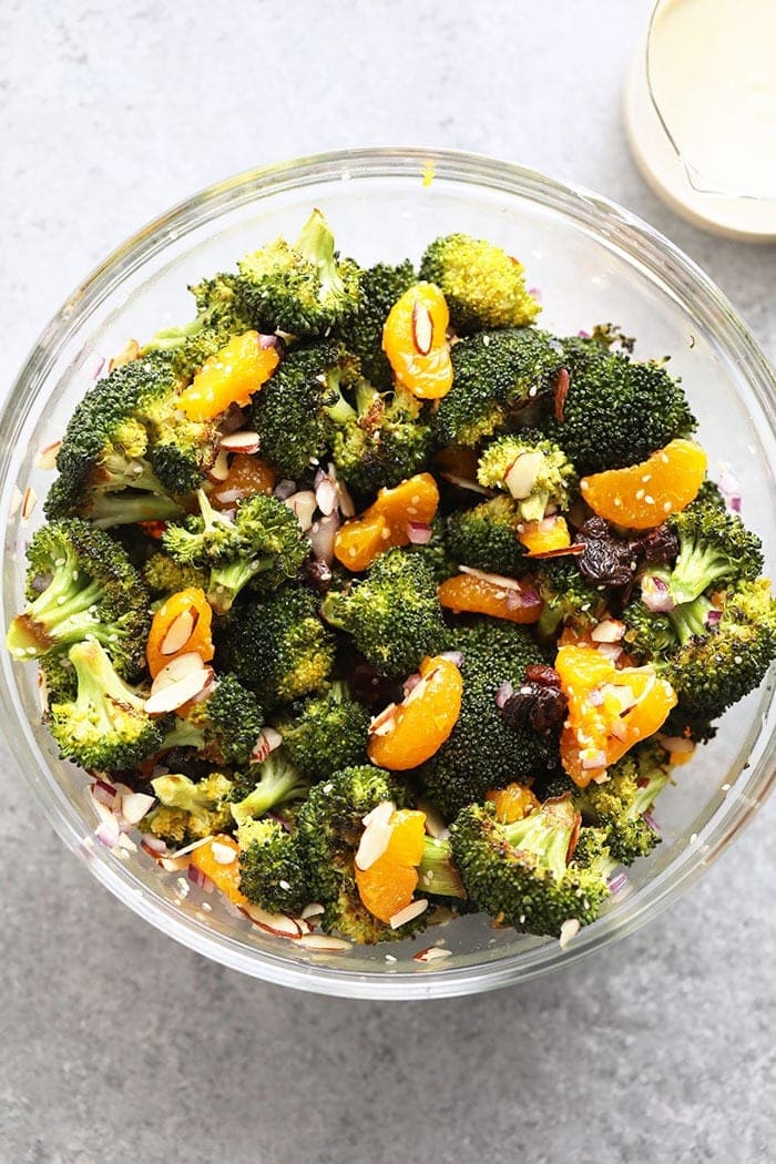 Ensalada vegana de brócoli en un bol. 