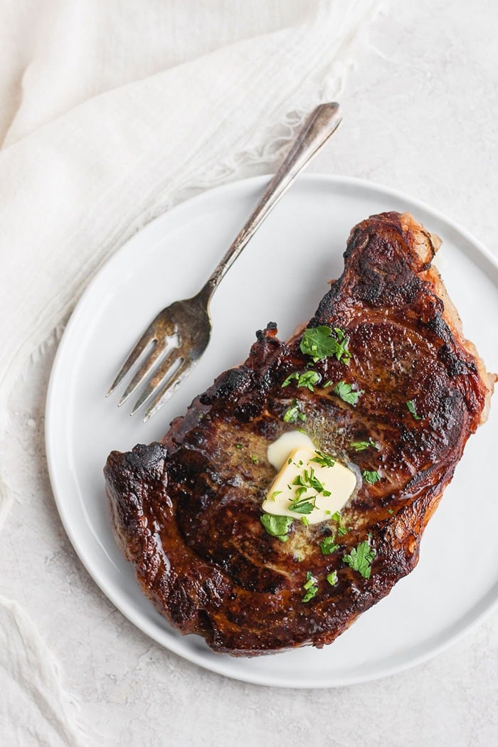 Sous-vide-Steak mit Butter und frischer Petersilie obendrauf. 