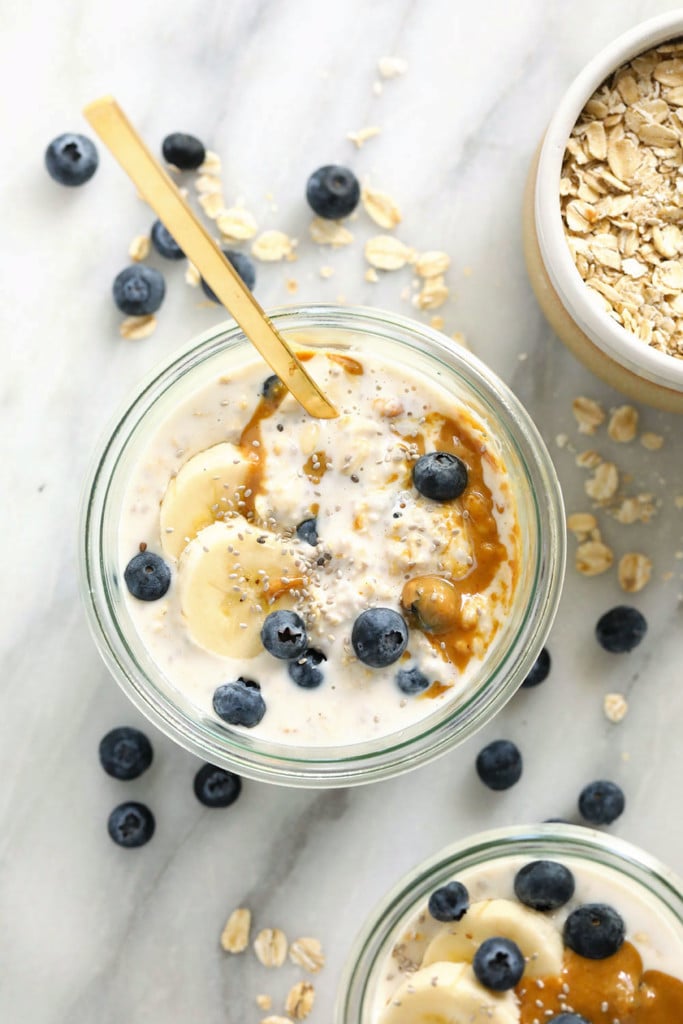 Overnight Oats im Glas mit Heidelbeeren obendrauf.