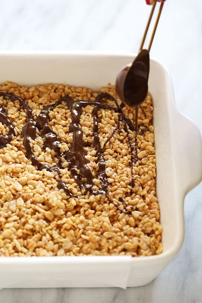 rice krispie bars with chocolate drizzle