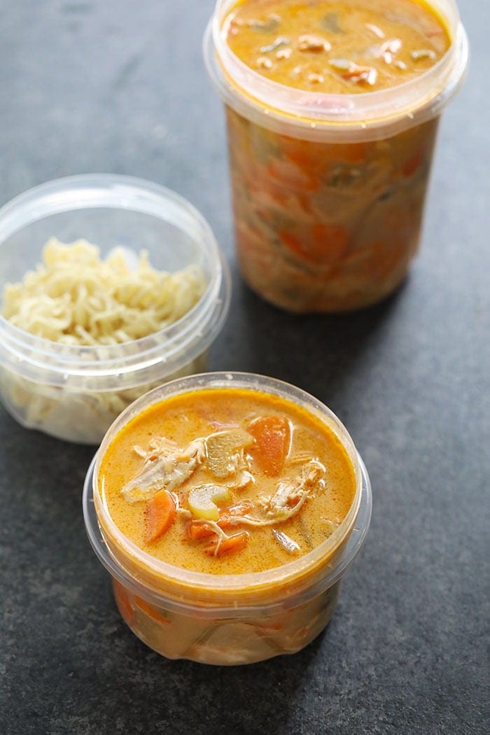 Cómo congelar la sopa asiática de fideos con pollo en recipientes
