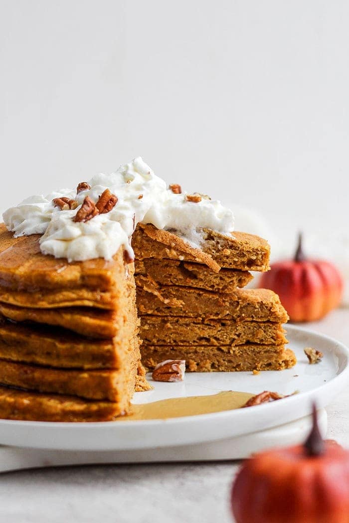 crêpes à la citrouille sur assiette.