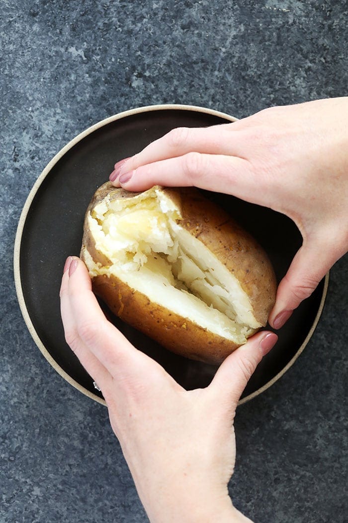 Olla de barro al horno patatas en un plato