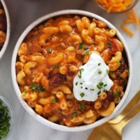 A sc،ptious chili mac recipe with sour cream.