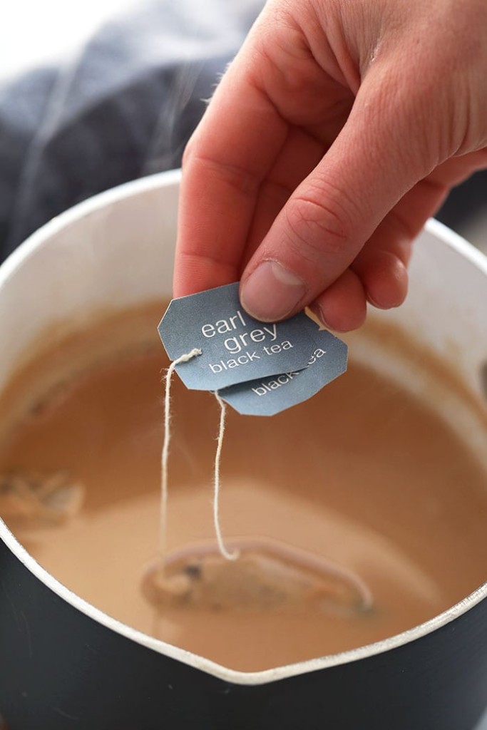 Remojar el té en una olla pequeña. 