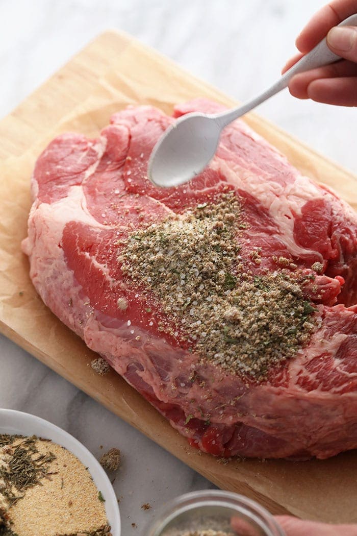 Seasoning a beef roast with seasoning 