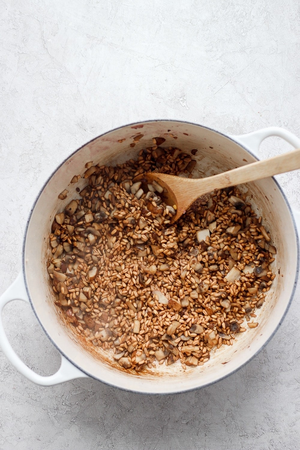 Cooking farro in a pot