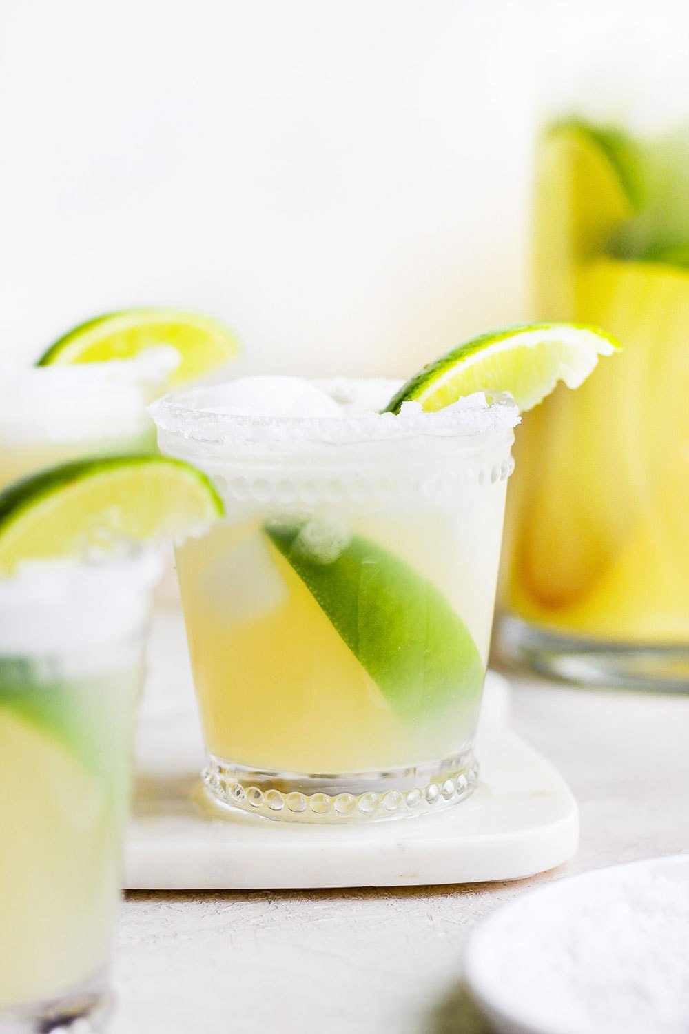 margarita in glass with limes 