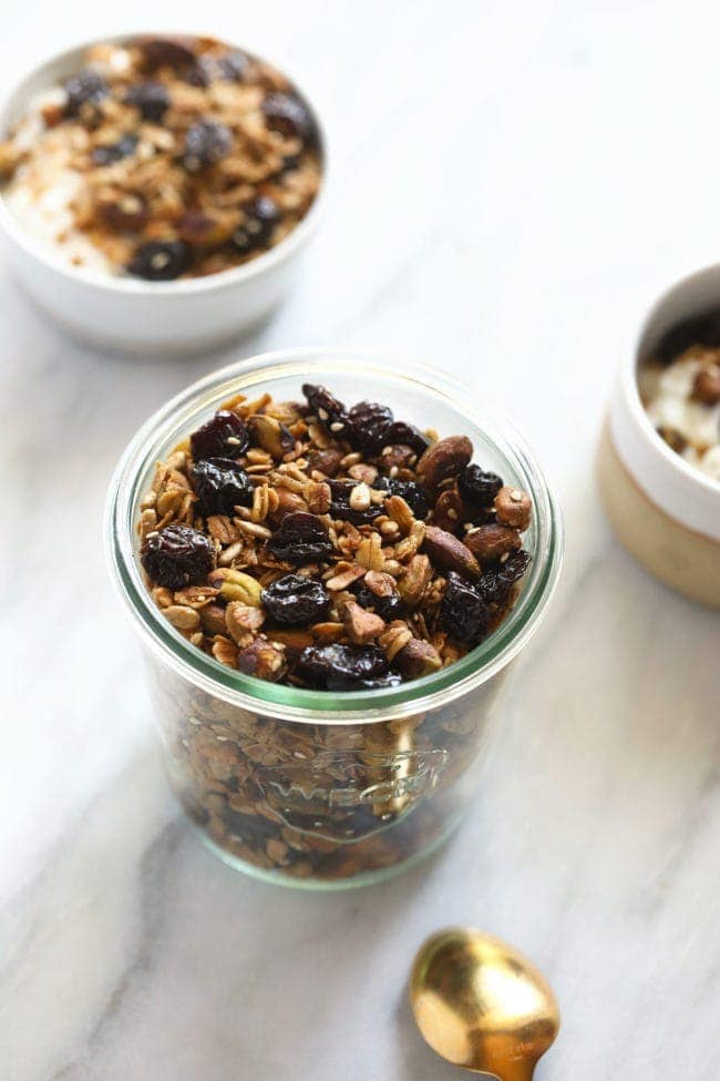 Granola di pistacchi e ciliegie in un barattolo di vetro