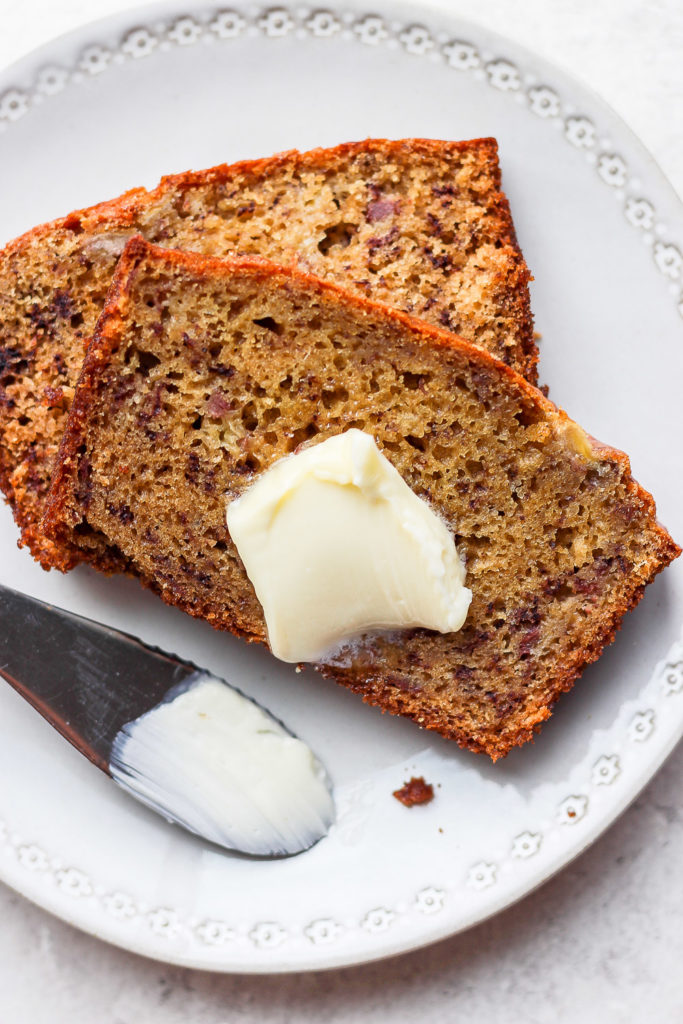 rebanada de pan de plátano con mantequilla