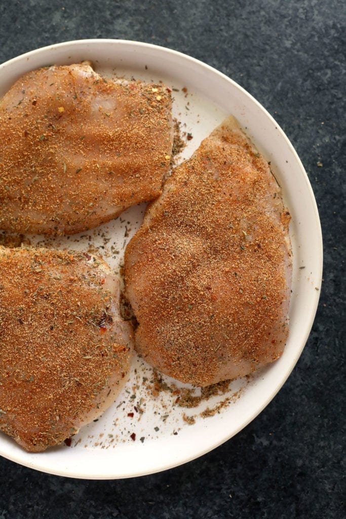 poitrine de poulet assaisonnée sur l'assiette