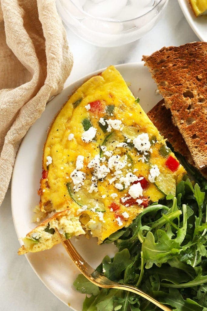 Vegetagsfrittata på en tallerken