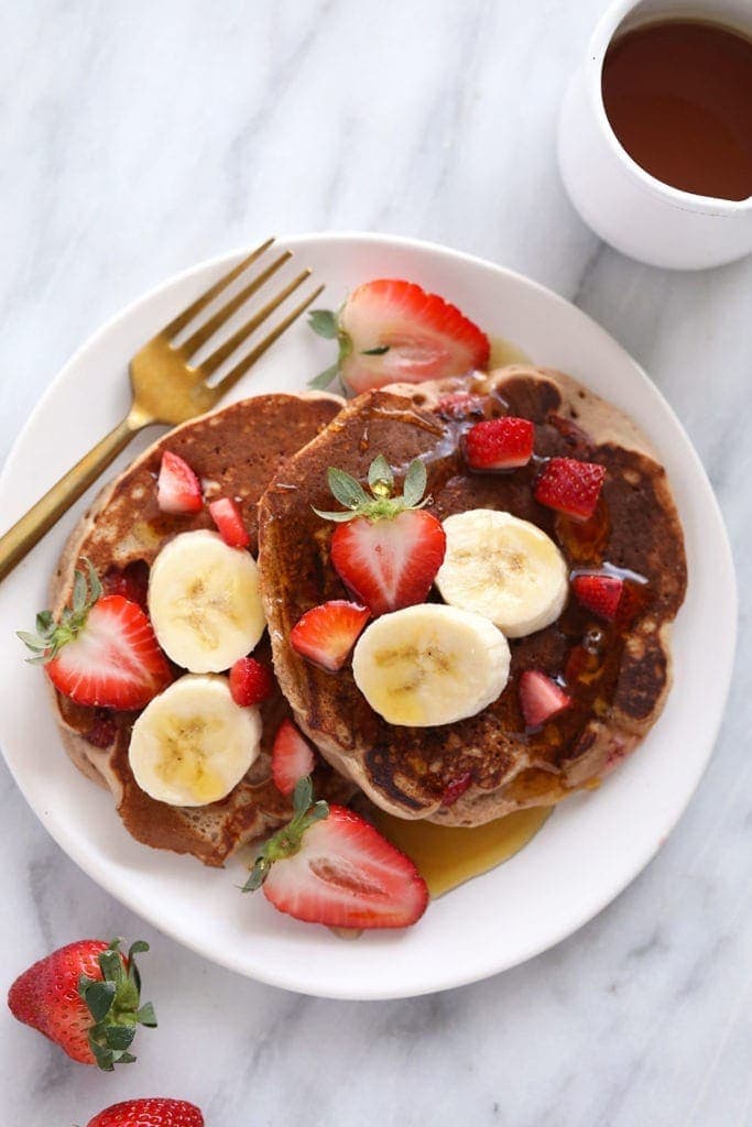 Pancake alle fragole su un piatto