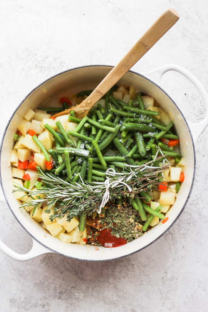 Todos los ingredientes para sopa de verduras en horno holandés. 